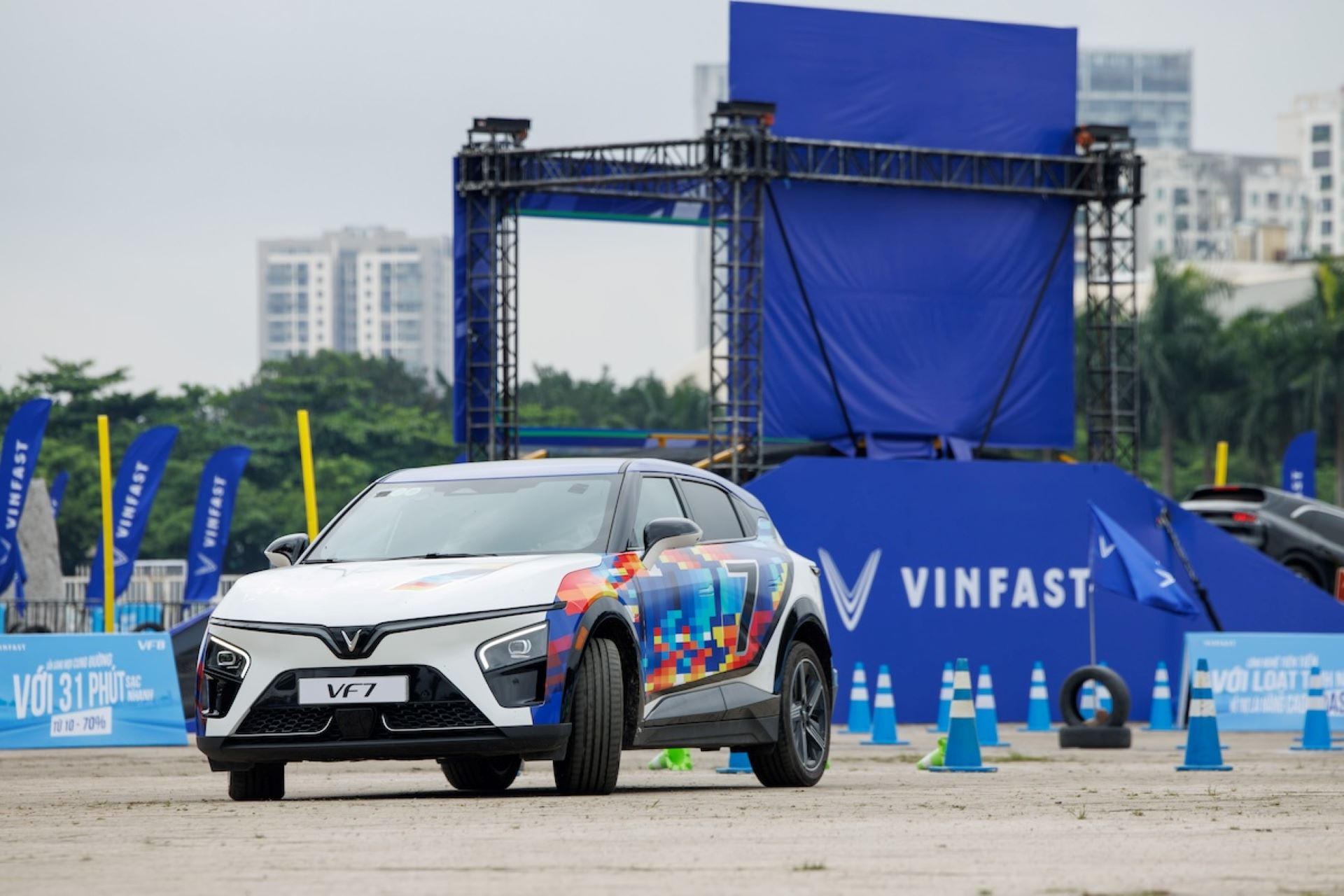 Lái thử bộ đôi VinFast VF 7 và VF 8, người dùng nhận xét: “Tăng tốc quá tốt, động cơ êm ái, linh hoạt trong không gian hẹp”- Ảnh 1. Lái thử bộ đôi VinFast VF 7 và VF 8, người dùng nhận xét: “Tăng tốc quá tốt, động cơ êm ái, linh hoạt trong không gian hẹp”- Ảnh 1.