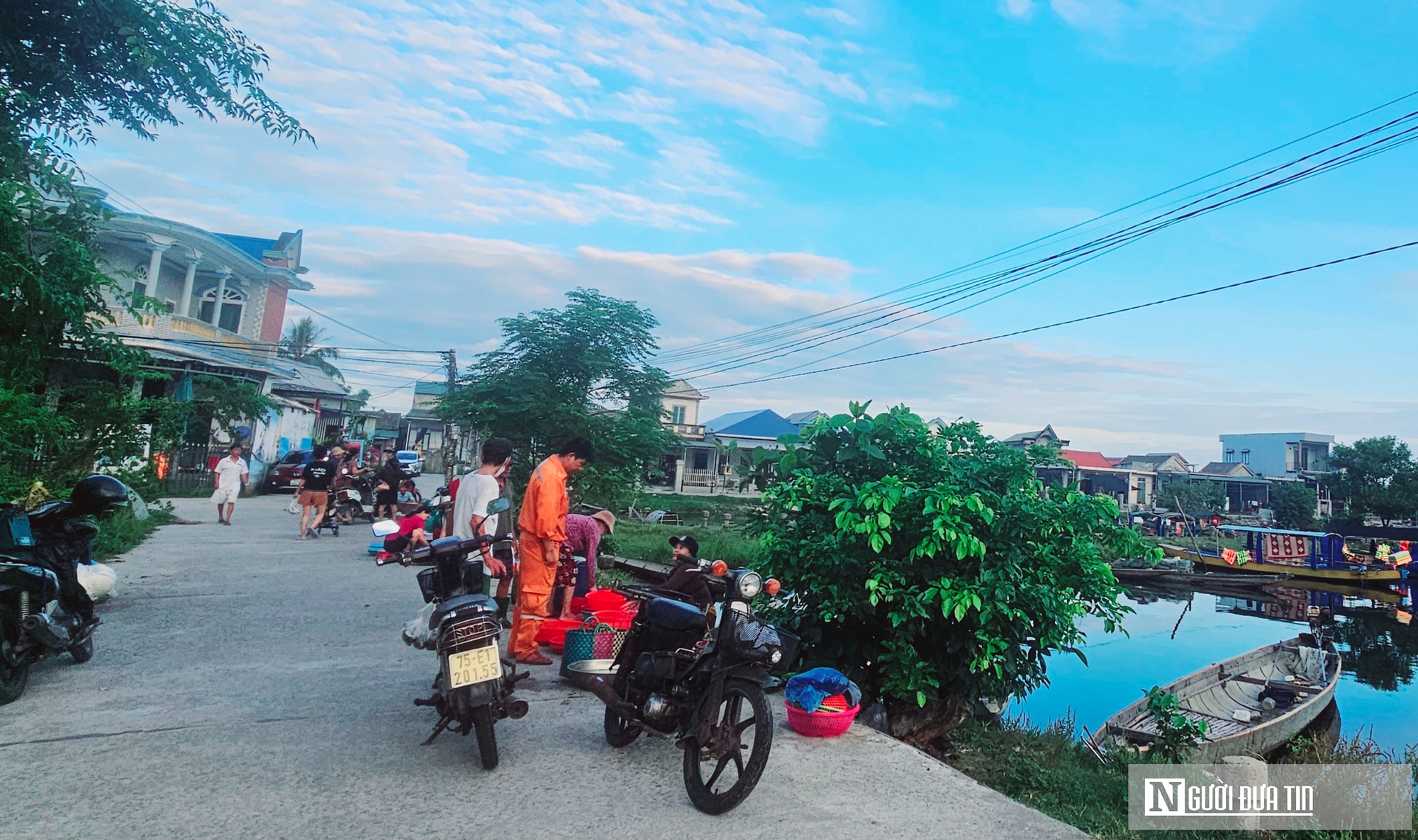 Ảnh: Bình yên sáng sớm ở chợ cá ven phá Tam Giang- Ảnh 7. Ảnh: Bình yên sáng sớm ở chợ cá ven phá Tam Giang- Ảnh 7.