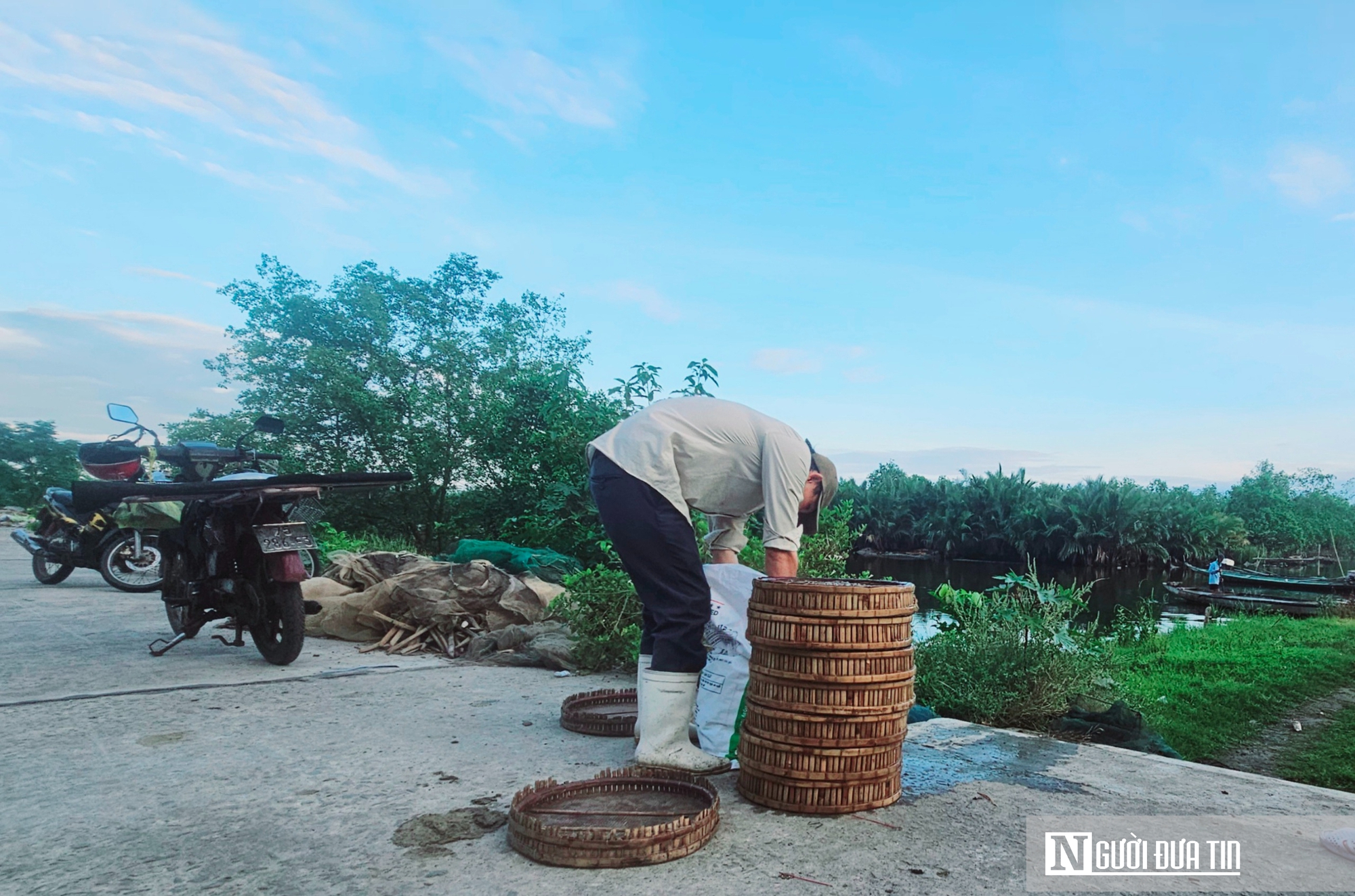 Ảnh: Bình yên sáng sớm ở chợ cá ven phá Tam Giang- Ảnh 14. Ảnh: Bình yên sáng sớm ở chợ cá ven phá Tam Giang- Ảnh 14.