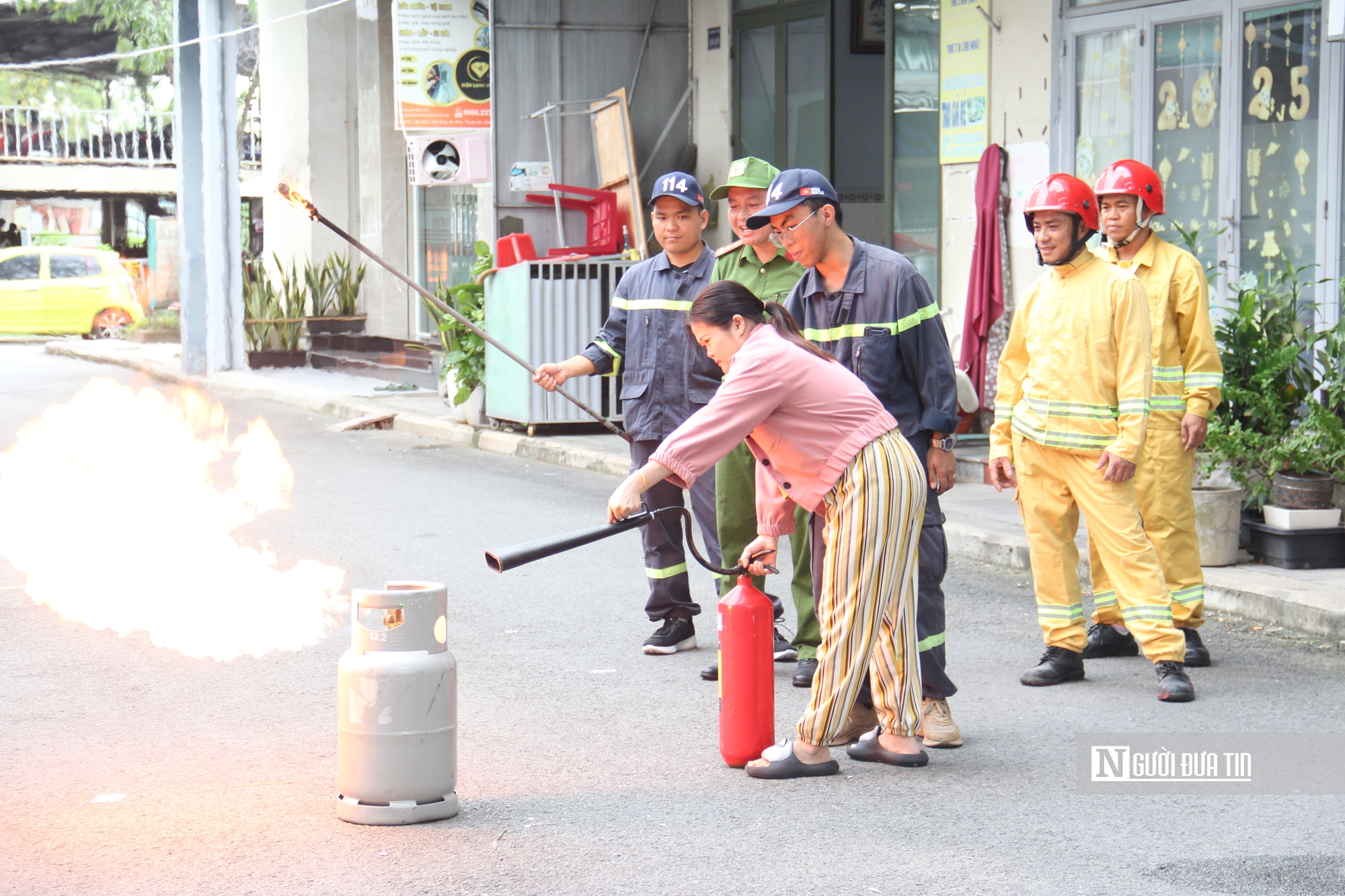 Tp.HCM đồng loạt ra quân kiểm tra PCCC, vận động mở lối thoát hiểm tại chung cư- Ảnh 2. Tp.HCM đồng loạt ra quân kiểm tra PCCC, vận động mở lối thoát hiểm tại chung cư- Ảnh 2.