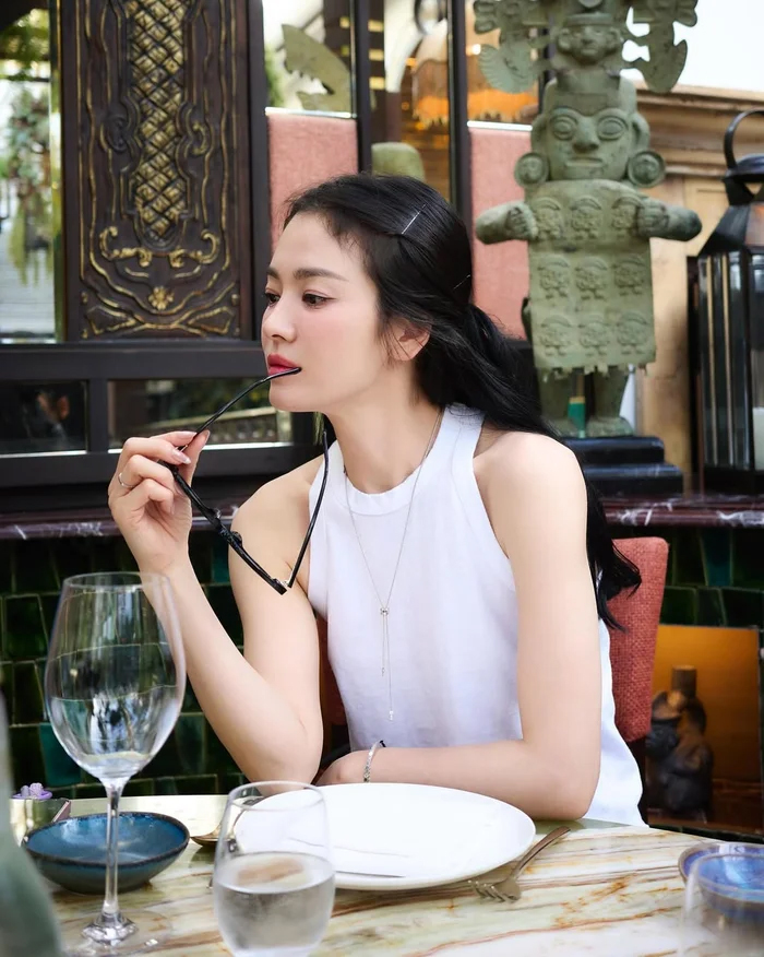 Nữ diễn viên Song Hye Kyo "xuống tóc" gây sốt với hình ảnh đầy lạ lẫm - Ảnh 6.