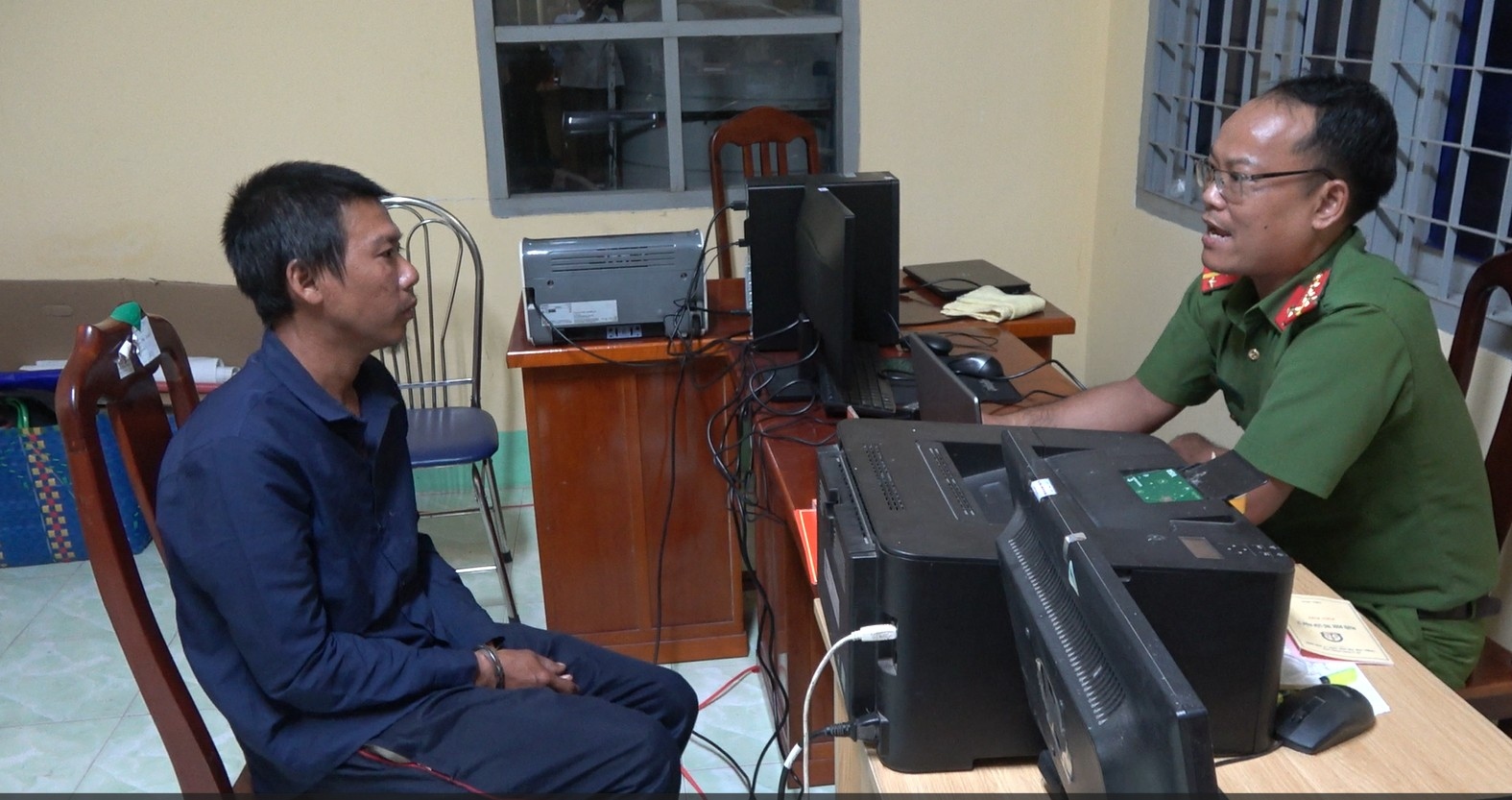 Bắt giữ 2 anh em ruột giết người sau 5 giờ gây án - Ảnh 2.