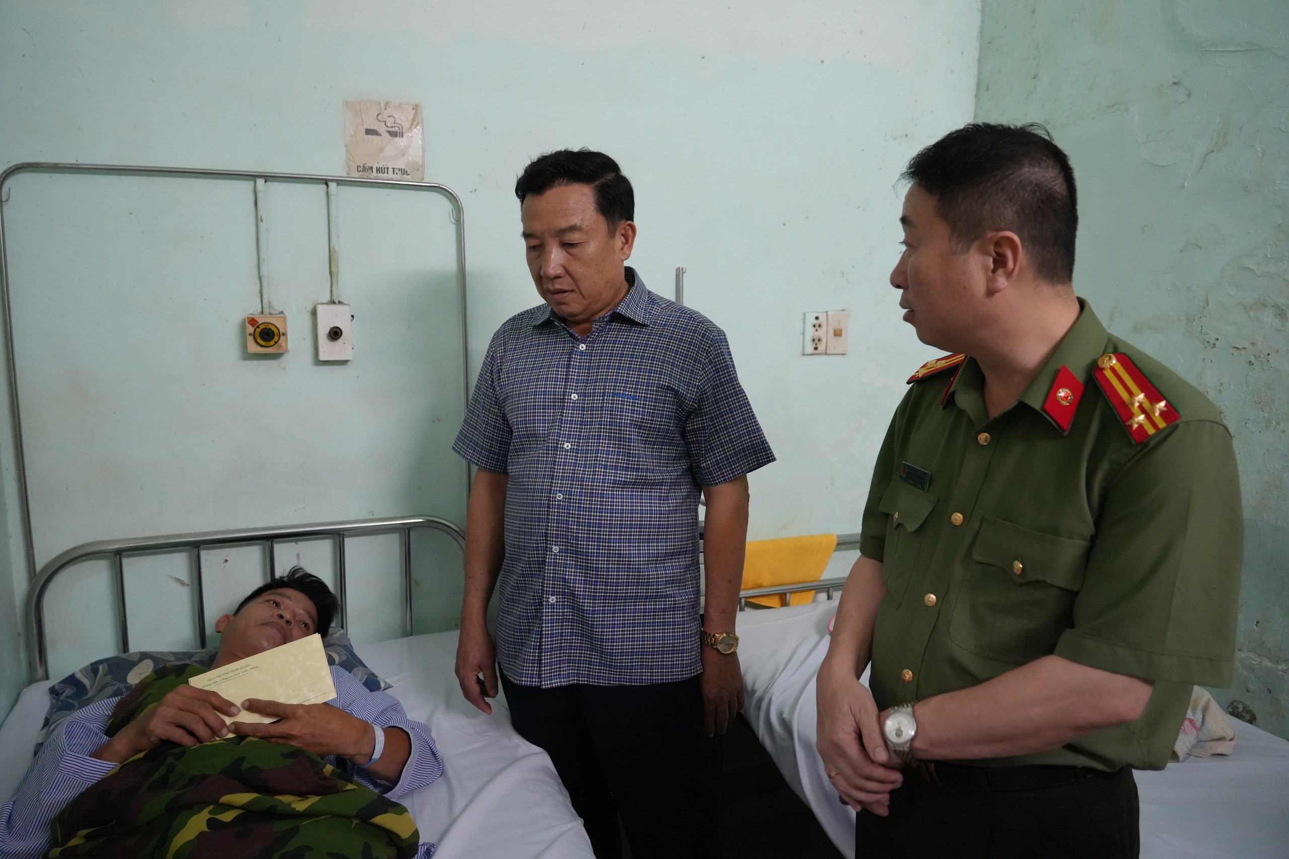 Khống chế kẻ manh động dùng dao, súng tự chế tấn công lực lượng thi hành công vụ- Ảnh 3. Khống chế kẻ manh động dùng dao, súng tự chế tấn công lực lượng thi hành công vụ- Ảnh 3.