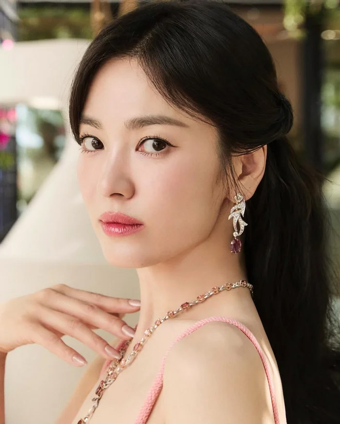 Nữ diễn viên Song Hye Kyo "xuống tóc" gây sốt với hình ảnh đầy lạ lẫm - Ảnh 5.