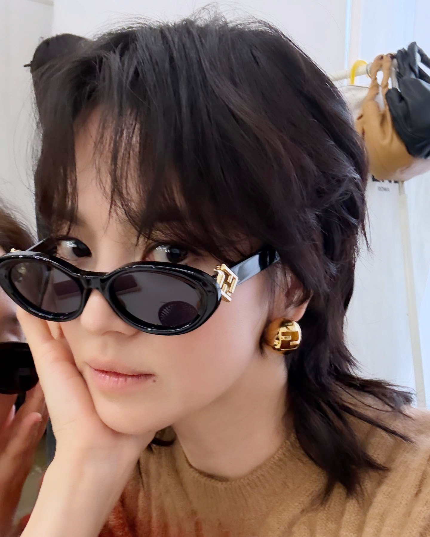 Nữ diễn viên Song Hye Kyo "xuống tóc" gây sốt với hình ảnh đầy lạ lẫm - Ảnh 2.
