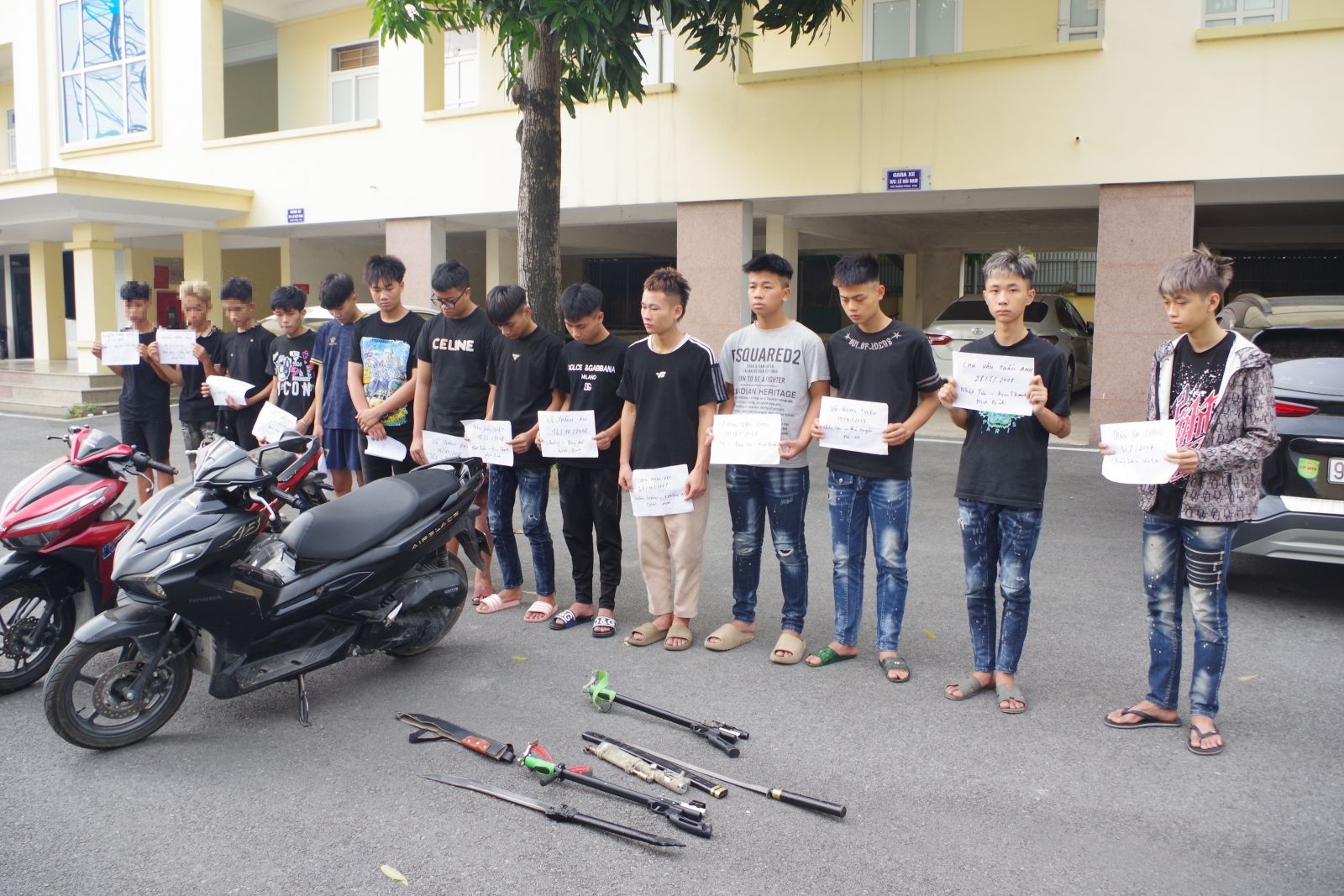Tạm giữ 11 đối tượng mang hung khí đuổi nhau ở Ninh Bình- Ảnh 1. Tạm giữ 11 đối tượng mang hung khí đuổi nhau ở Ninh Bình- Ảnh 1.