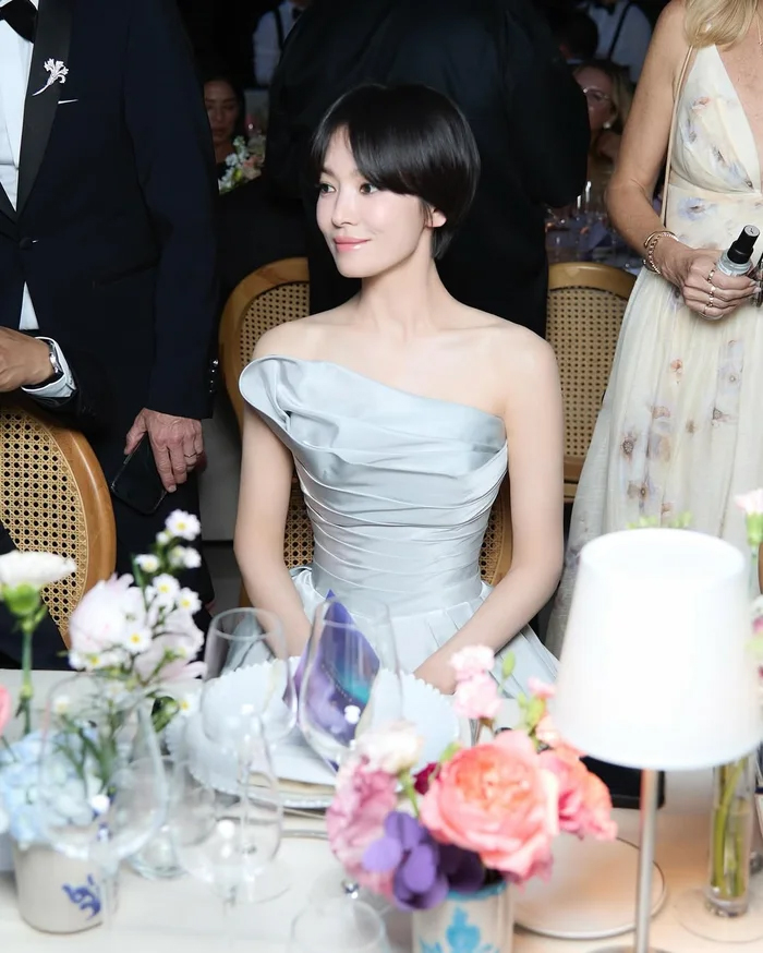 Nữ diễn viên Song Hye Kyo "xuống tóc" gây sốt với hình ảnh đầy lạ lẫm - Ảnh 7.