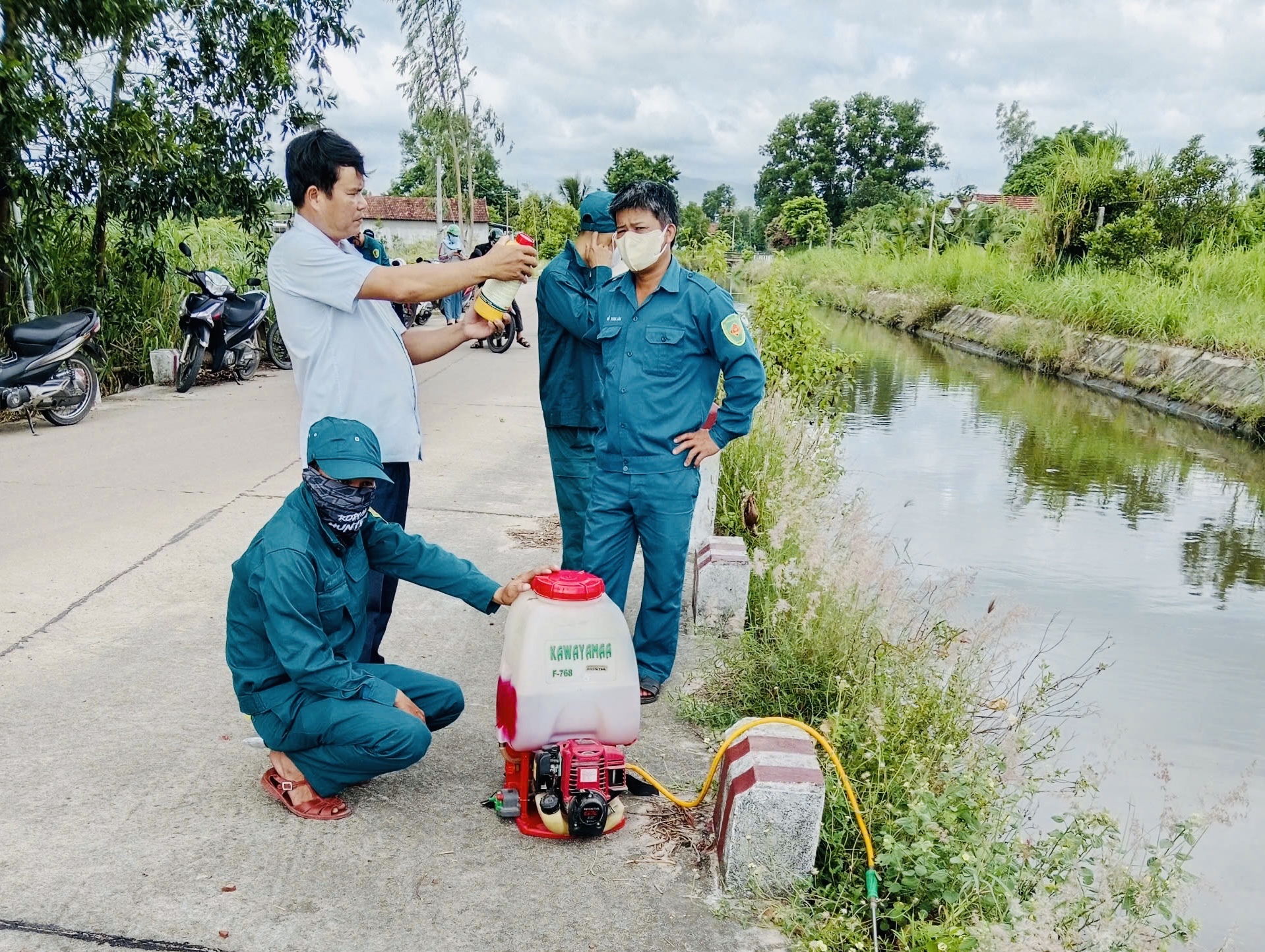 Gia Lai: Thu gom lượng lớn xác heo chết trôi nổi trên các kênh mương thủy lợi- Ảnh 5. Gia Lai: Thu gom lượng lớn xác heo chết trôi nổi trên các kênh mương thủy lợi- Ảnh 5.