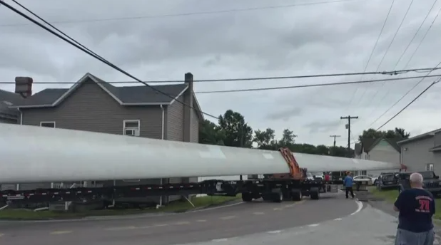 Sự cố hy hữu khi cánh turbine điện gió “mắc kẹt” ở nơi không ngờ - Ảnh 1.