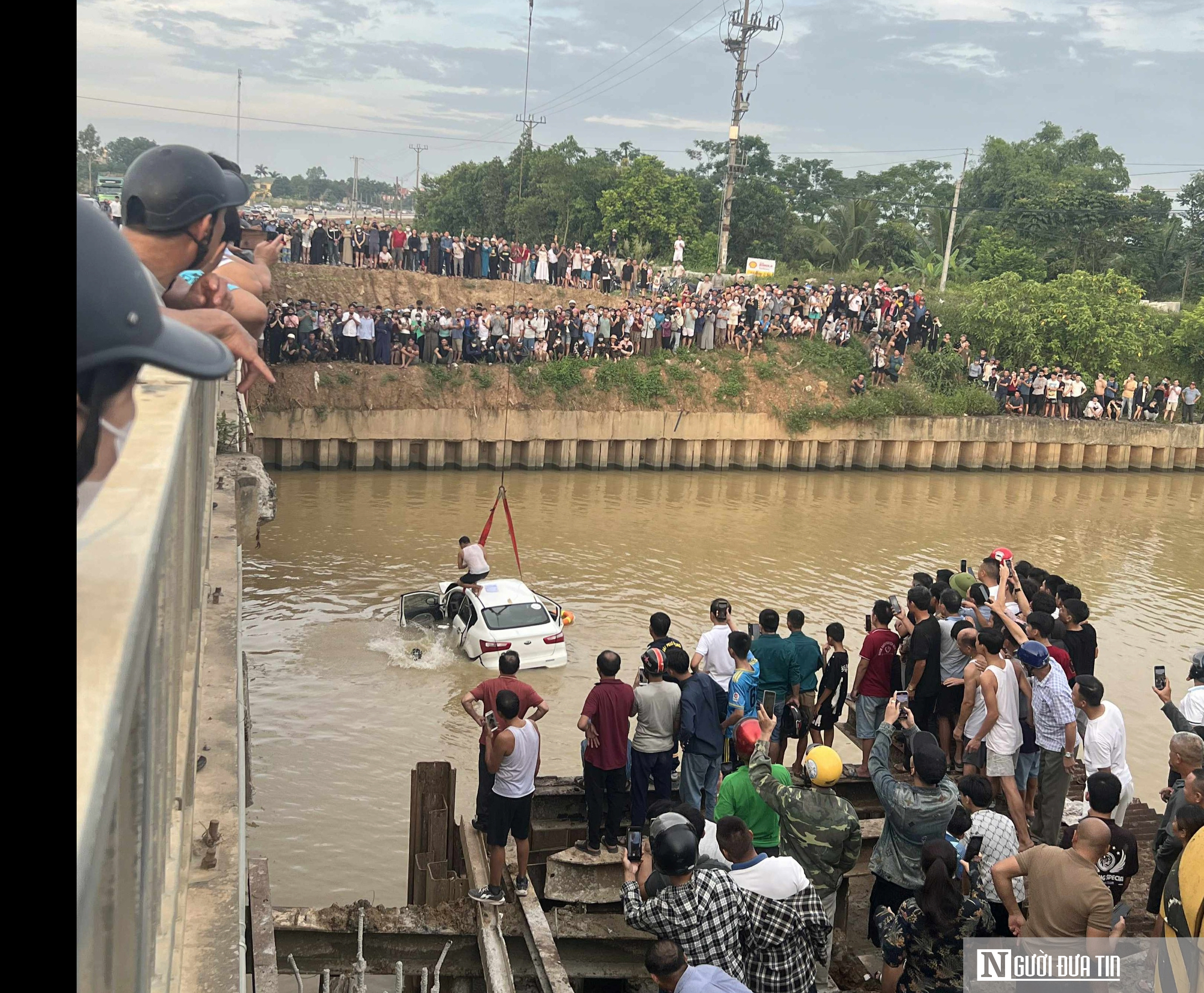 Vụ ô tô mất lái đâm hai xe máy rồi rơi xuống sông: Đã xác định có 3 người tử vong - Ảnh 1.