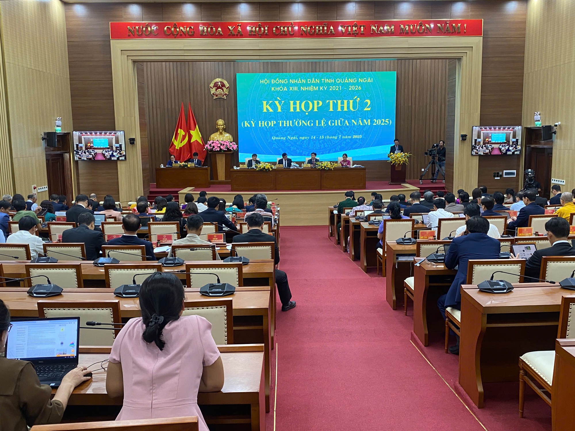 Bí thư Tỉnh ủy Quảng Ngãi: Cán bộ dám nghĩ, tỉnh bứt phá mạnh mẽ để vươn lên- Ảnh 2. Bí thư Tỉnh ủy Quảng Ngãi: Cán bộ dám nghĩ, tỉnh bứt phá mạnh mẽ để vươn lên- Ảnh 2.