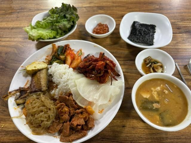 Người phụ nữ bị chủ quán buffet mắng mỏ vì ăn quá nhiều - Ảnh 1.