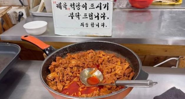 Người phụ nữ bị chủ quán buffet mắng mỏ vì ăn quá nhiều - Ảnh 2.