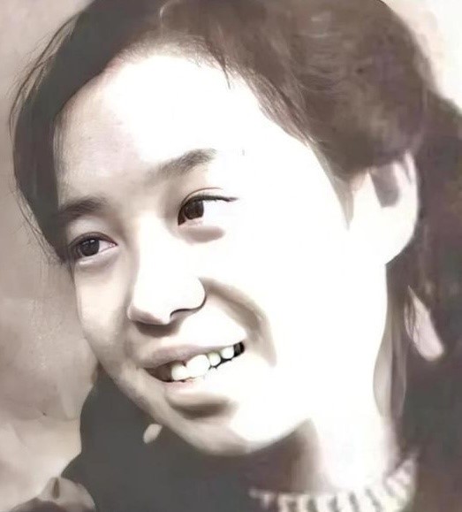 Dung ma ma của "Hoàn Châu Cách Cách", nhan sắc thời trẻ xinh đẹp đến ngỡ ngàng - Ảnh 4.