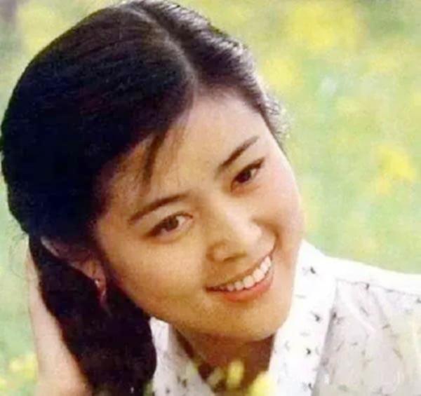 Dung ma ma của "Hoàn Châu Cách Cách", nhan sắc thời trẻ xinh đẹp đến ngỡ ngàng - Ảnh 2.