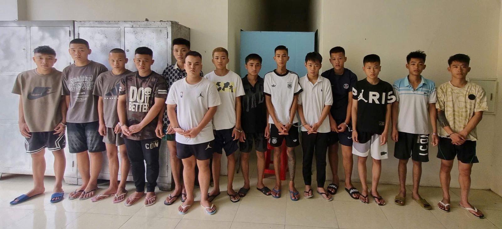 Tạm giữ 14 thanh thiếu niên vô cớ chém 2 người đi đường bị thương- Ảnh 1.