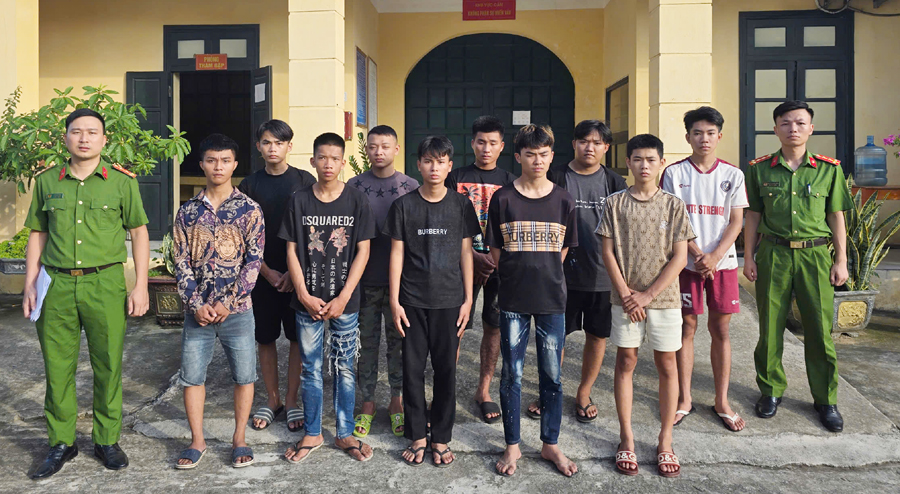 Tạm giữ 14 thanh thiếu niên vô cớ chém 2 người đi đường bị thương- Ảnh 2.