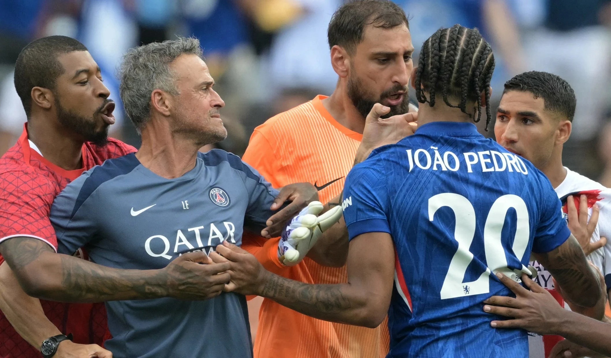 HLV Luis Enrique tát cầu thủ Chelsea sau thất bại của PSG- Ảnh 1. HLV Luis Enrique tát cầu thủ Chelsea sau thất bại của PSG- Ảnh 1.