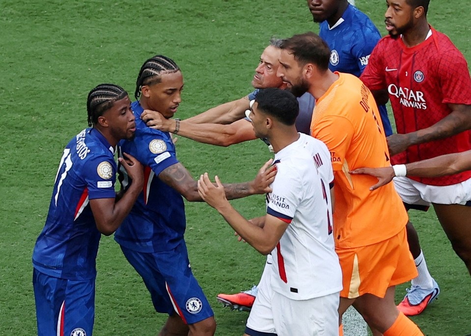 HLV Luis Enrique giải thích lý do tại sao ông tát cầu thủ Chelsea - Ảnh 2. HLV Luis Enrique giải thích lý do tại sao ông tát cầu thủ Chelsea - Ảnh 2.