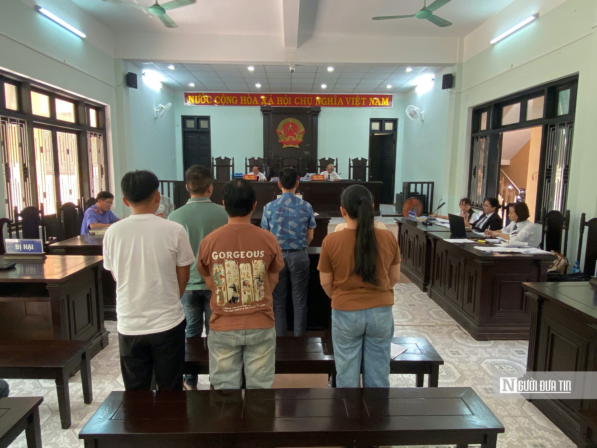 Sản xuất kính ô tô giả, 6 bị cáo ở Huế lĩnh án- Ảnh 1. Sản xuất kính ô tô giả, 6 bị cáo ở Huế lĩnh án- Ảnh 1.