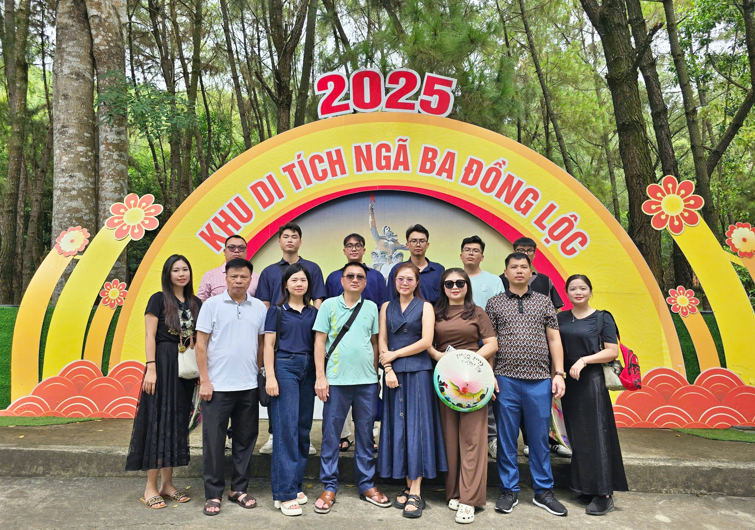 Chi hội Luật gia Công ty Luật Hợp danh The Light quyên góp tu sửa Khu di tích Ngã ba Đồng Lộc- Ảnh 2. Chi hội Luật gia Công ty Luật Hợp danh The Light quyên góp tu sửa Khu di tích Ngã ba Đồng Lộc- Ảnh 2.