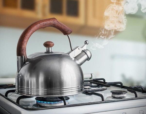 Đang ngủ, người đàn ông bất ngờ bị vợ dội nước sôi lên người - Ảnh 1.