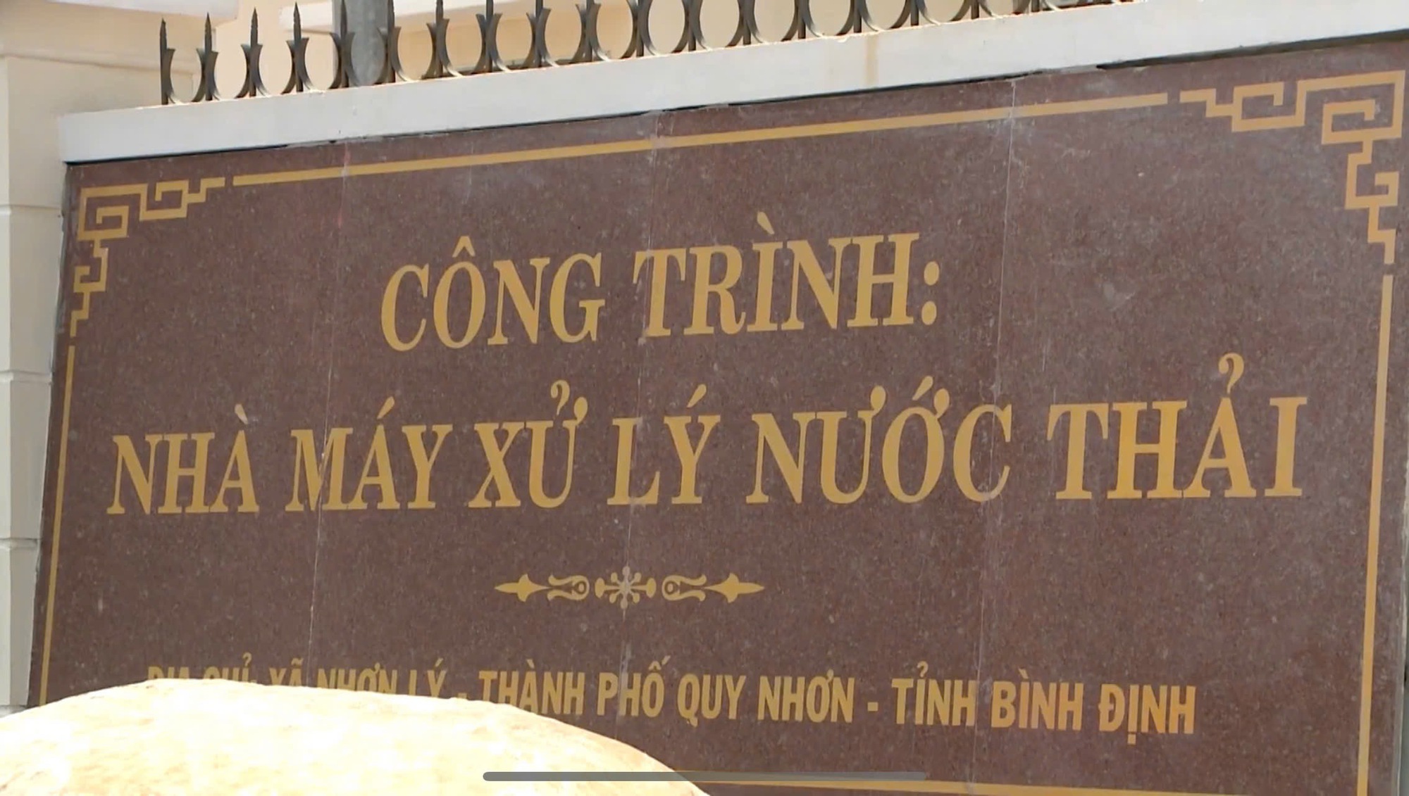 Nước thải đen sì tràn ra bãi biển Nhơn Lý- Ảnh 3. Nước thải đen sì tràn ra bãi biển Nhơn Lý- Ảnh 3.