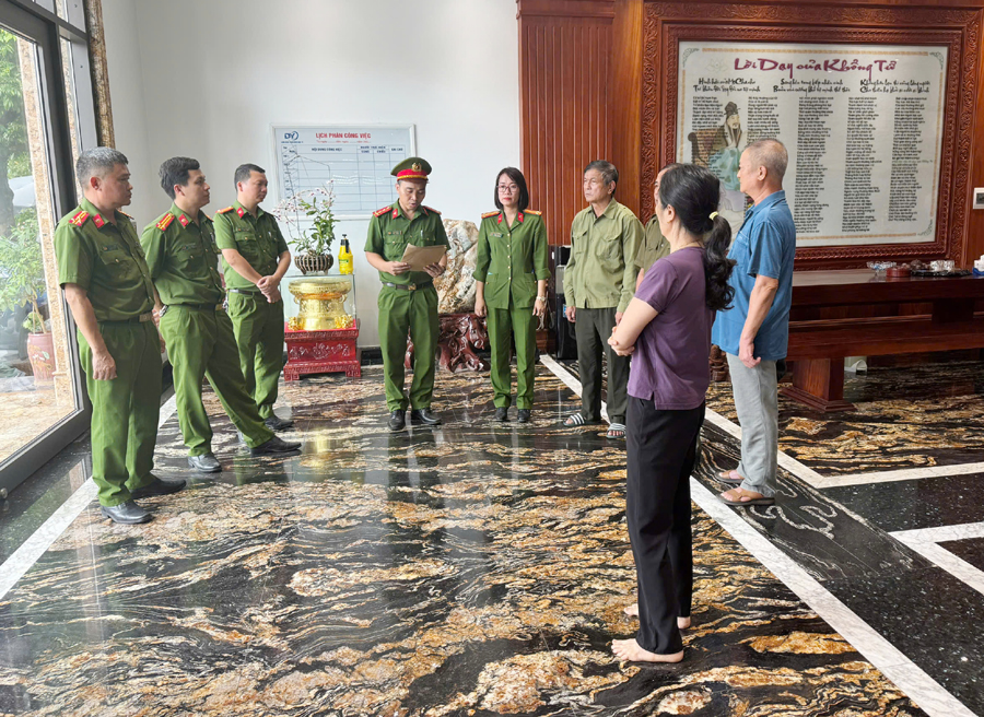 Khám xét tòa biệt thự của một "ông trùm" tại Thanh Hóa- Ảnh 1. Khám xét tòa biệt thự của một "ông trùm" tại Thanh Hóa- Ảnh 1.