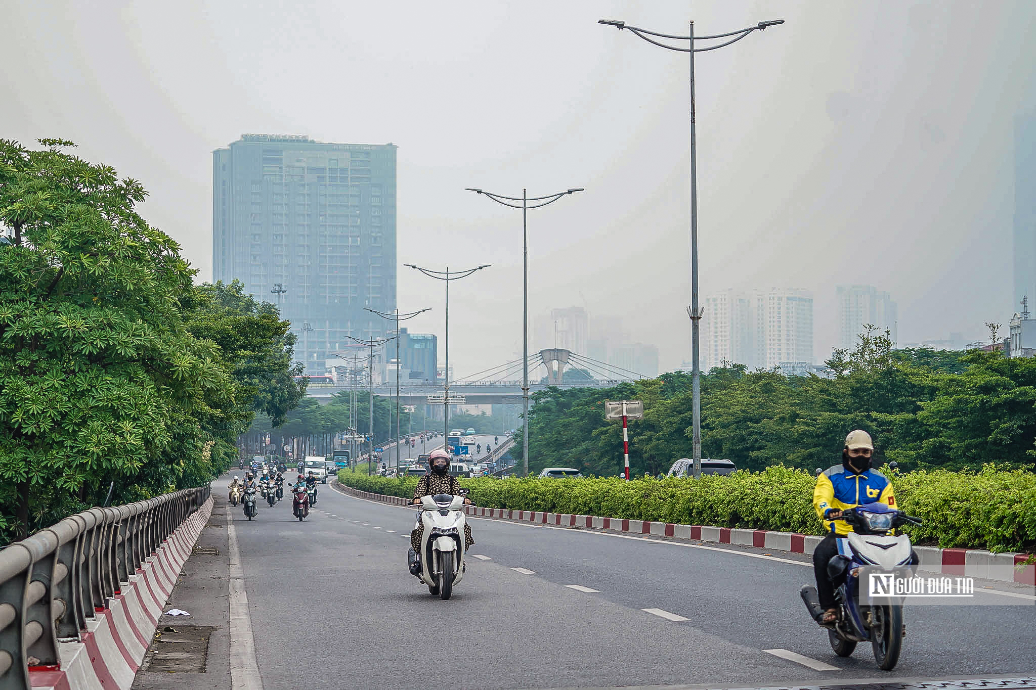 Giữa trưa, bầu trời Hà Nội vẫn mù mịt vì ô nhiễm- Ảnh 13. Giữa trưa, bầu trời Hà Nội vẫn mù mịt vì ô nhiễm- Ảnh 13.