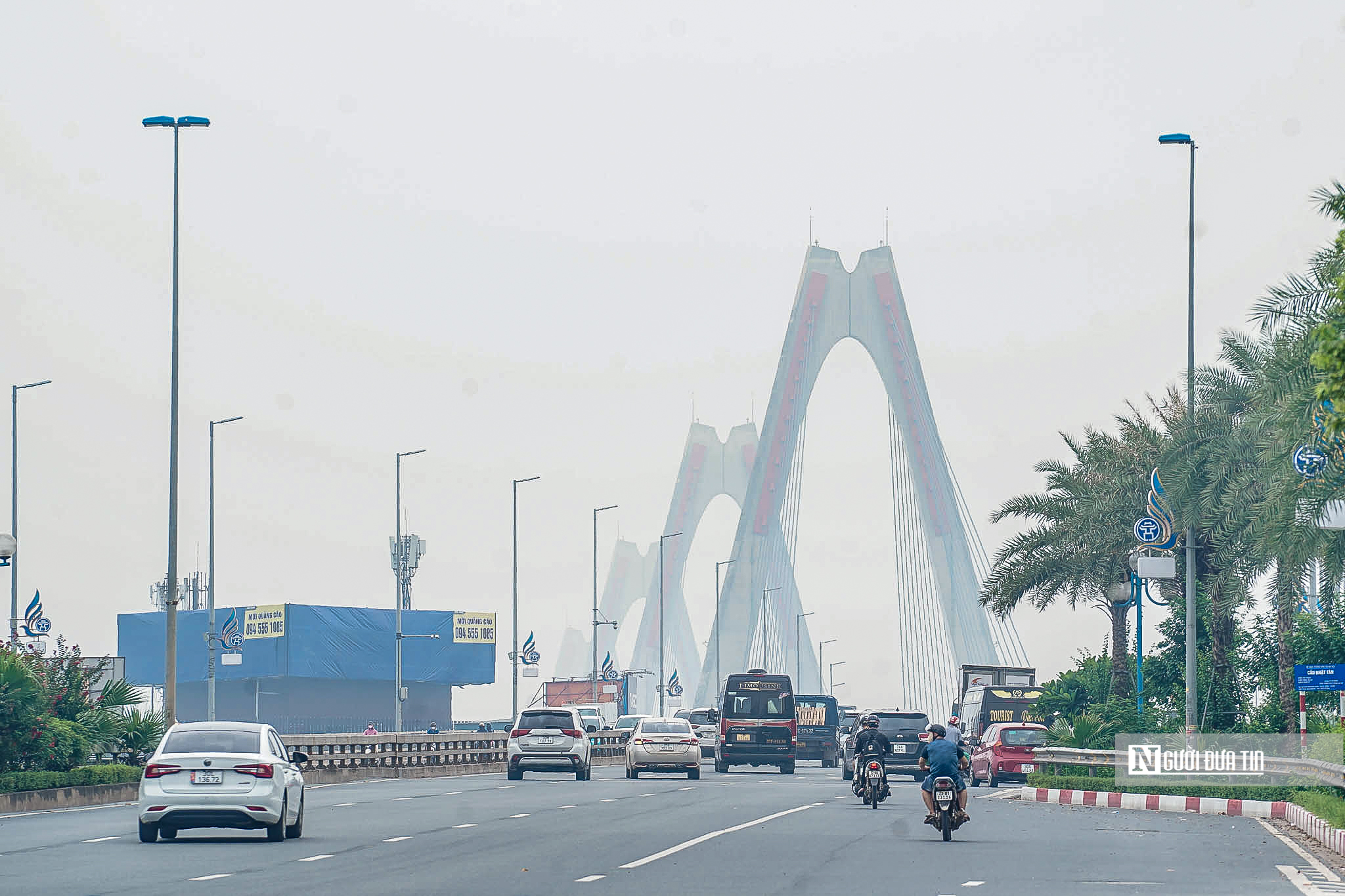 Giữa trưa, bầu trời Hà Nội vẫn mù mịt vì ô nhiễm- Ảnh 8. Giữa trưa, bầu trời Hà Nội vẫn mù mịt vì ô nhiễm- Ảnh 8.