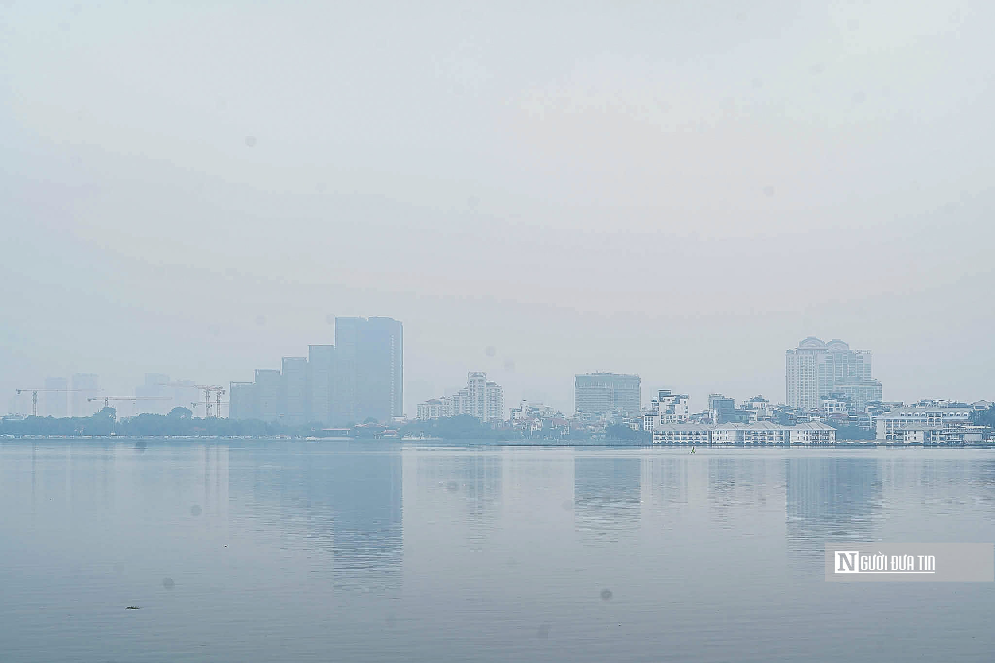 Giữa trưa, bầu trời Hà Nội vẫn mù mịt vì ô nhiễm- Ảnh 9. Giữa trưa, bầu trời Hà Nội vẫn mù mịt vì ô nhiễm- Ảnh 9.