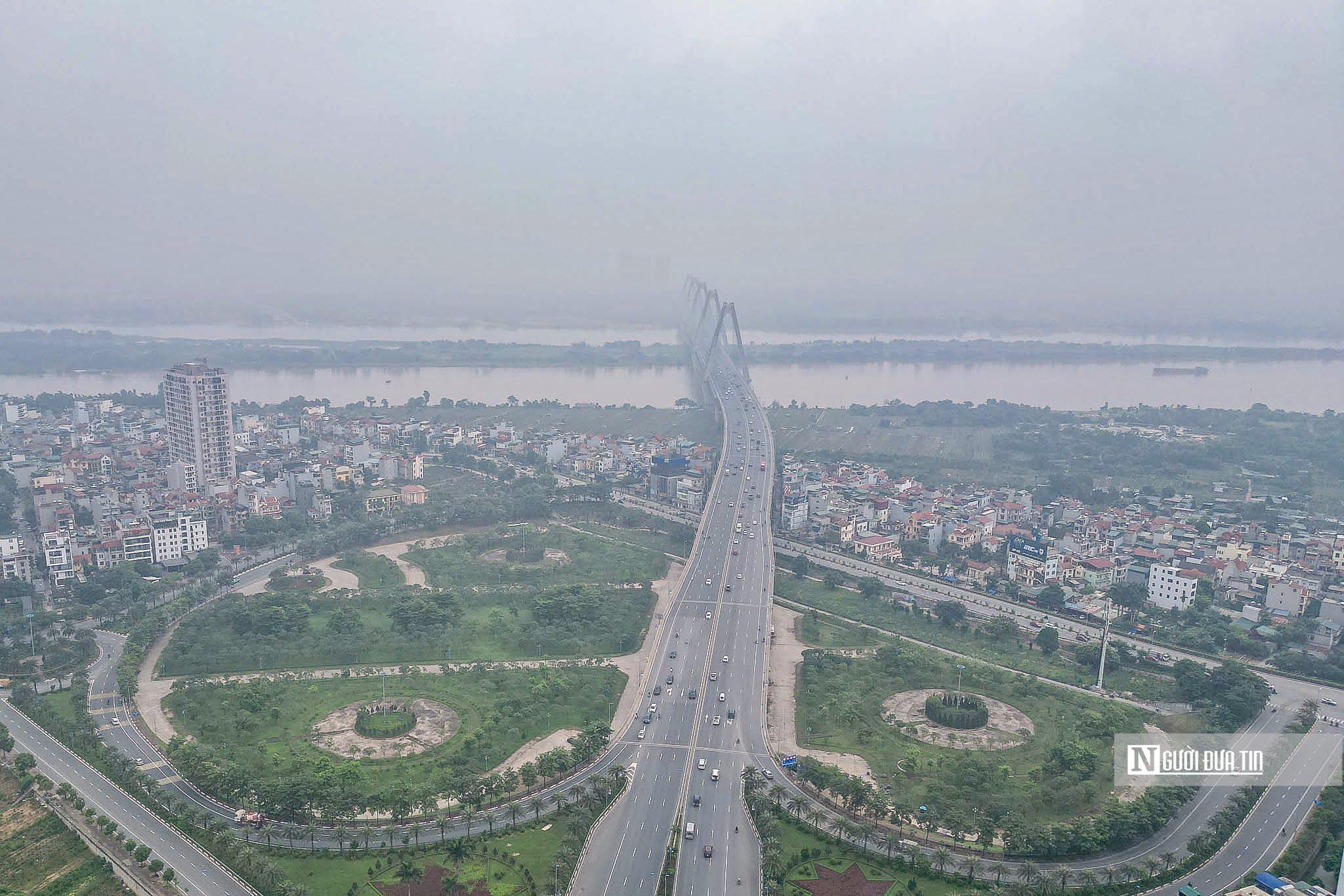 Giữa trưa, bầu trời Hà Nội vẫn mù mịt vì ô nhiễm- Ảnh 7. Giữa trưa, bầu trời Hà Nội vẫn mù mịt vì ô nhiễm- Ảnh 7.
