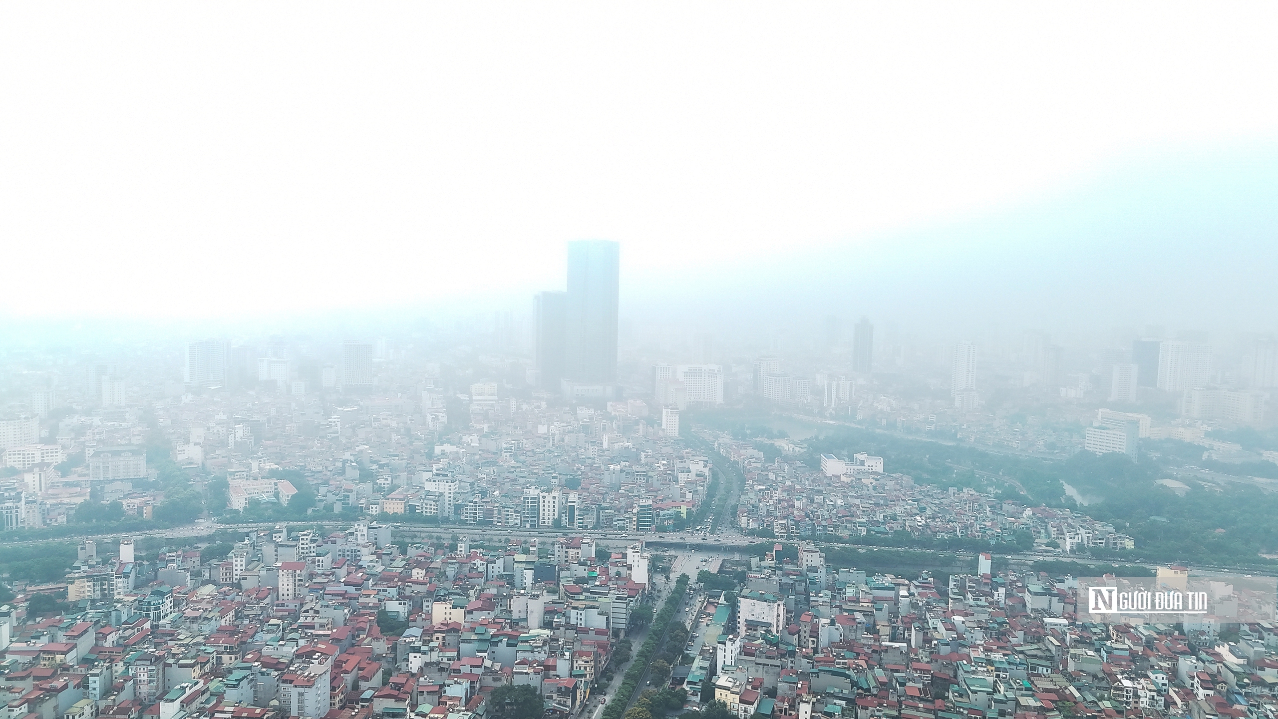 Giữa trưa, bầu trời Hà Nội vẫn mù mịt vì ô nhiễm- Ảnh 3. Giữa trưa, bầu trời Hà Nội vẫn mù mịt vì ô nhiễm- Ảnh 3.