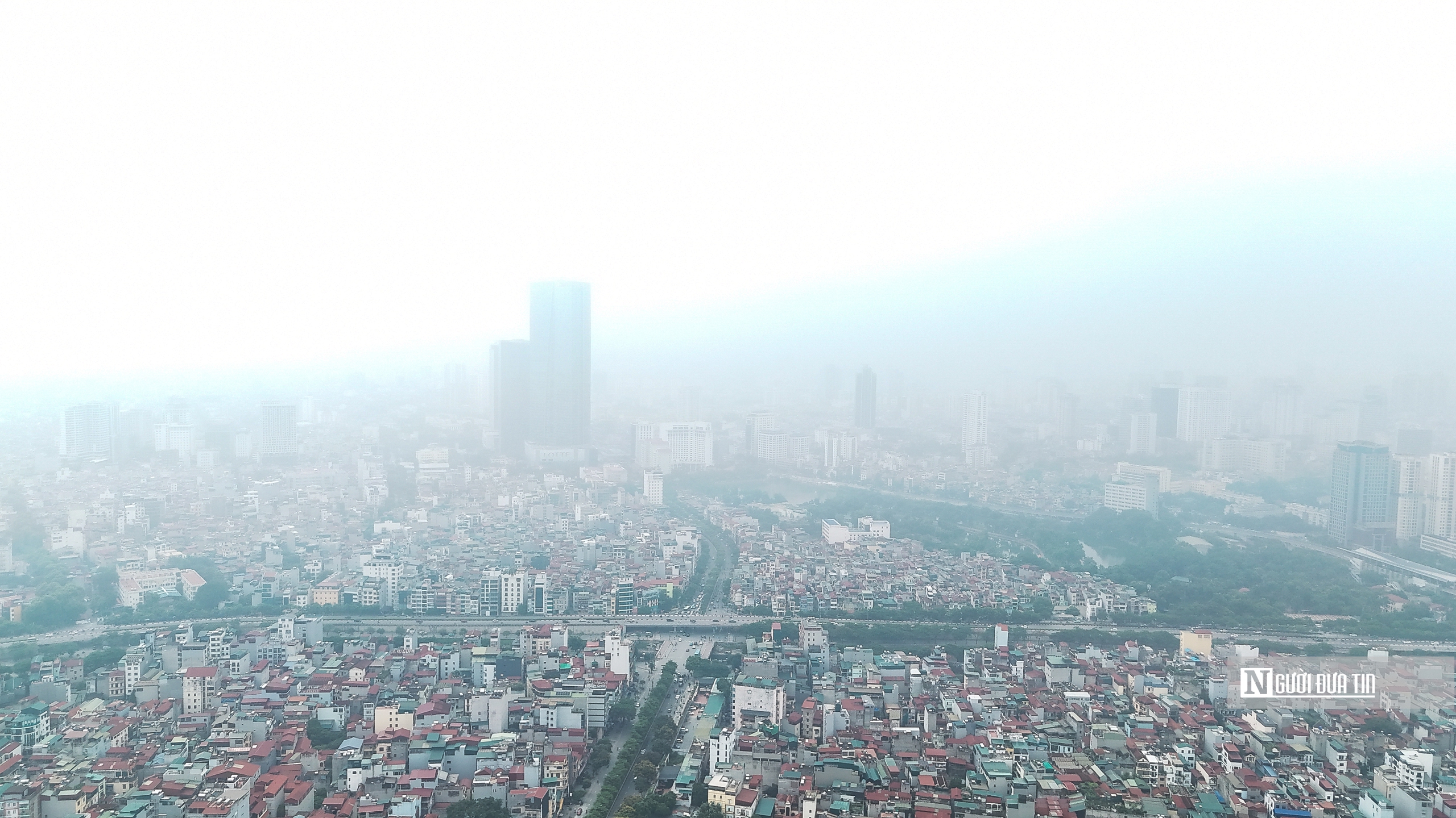 Giữa trưa, bầu trời Hà Nội vẫn mù mịt vì ô nhiễm- Ảnh 14. Giữa trưa, bầu trời Hà Nội vẫn mù mịt vì ô nhiễm- Ảnh 14.