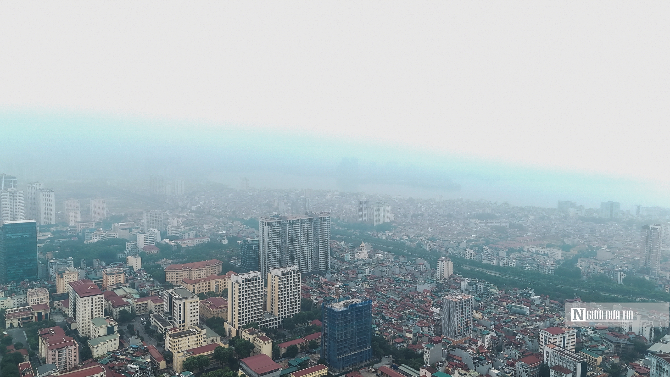 Giữa trưa, bầu trời Hà Nội vẫn mù mịt vì ô nhiễm- Ảnh 2. Giữa trưa, bầu trời Hà Nội vẫn mù mịt vì ô nhiễm- Ảnh 2.