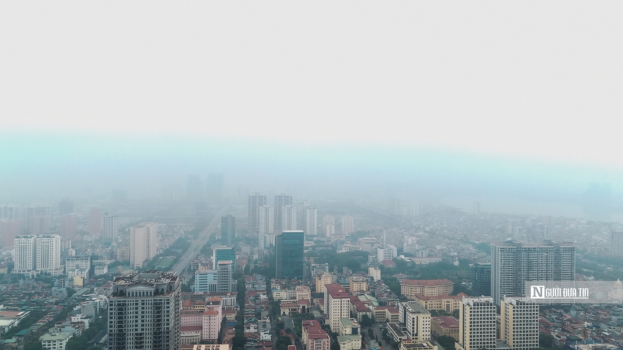 Giữa trưa, bầu trời Hà Nội vẫn mù mịt vì ô nhiễm- Ảnh 1. Giữa trưa, bầu trời Hà Nội vẫn mù mịt vì ô nhiễm- Ảnh 1.