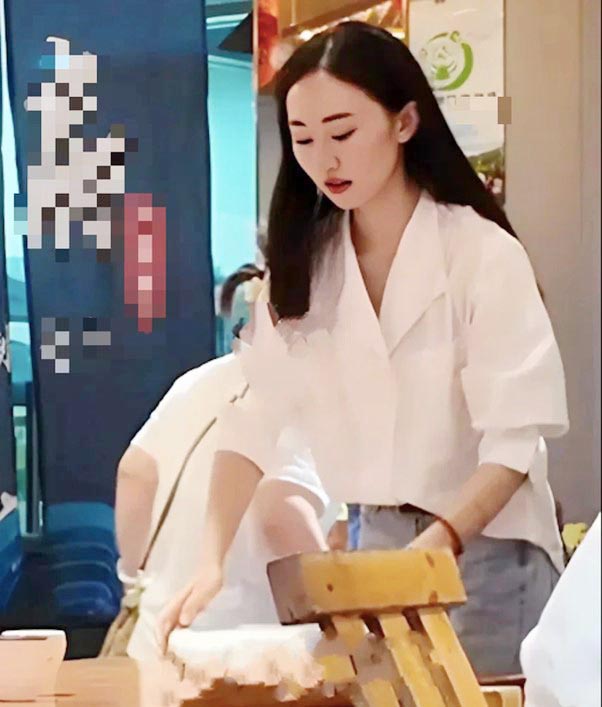 Nữ diễn viên có bằng thạc sĩ vẫn đi làm phục vụ nhà hàng, phát tờ rơi ngoài đường - Ảnh 1.