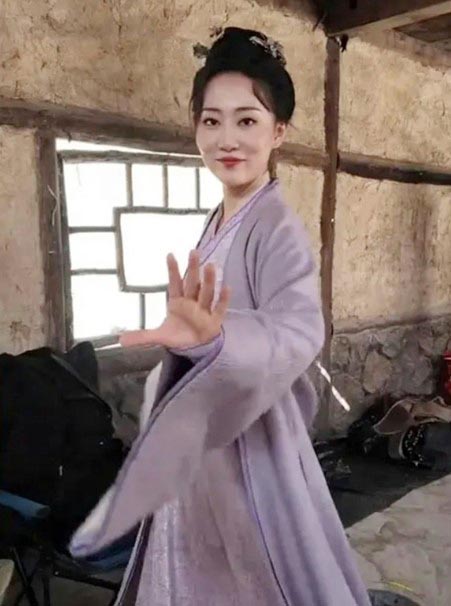 Nữ diễn viên có bằng thạc sĩ vẫn đi làm phục vụ nhà hàng, phát tờ rơi ngoài đường - Ảnh 3.