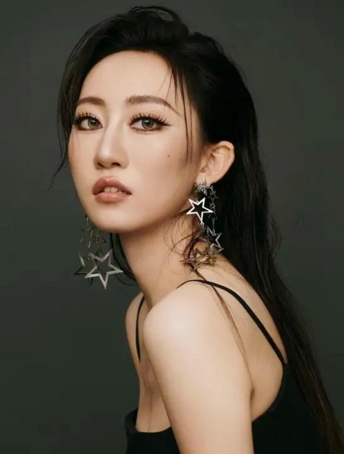 Nữ diễn viên có bằng thạc sĩ vẫn đi làm phục vụ nhà hàng, phát tờ rơi ngoài đường - Ảnh 4.