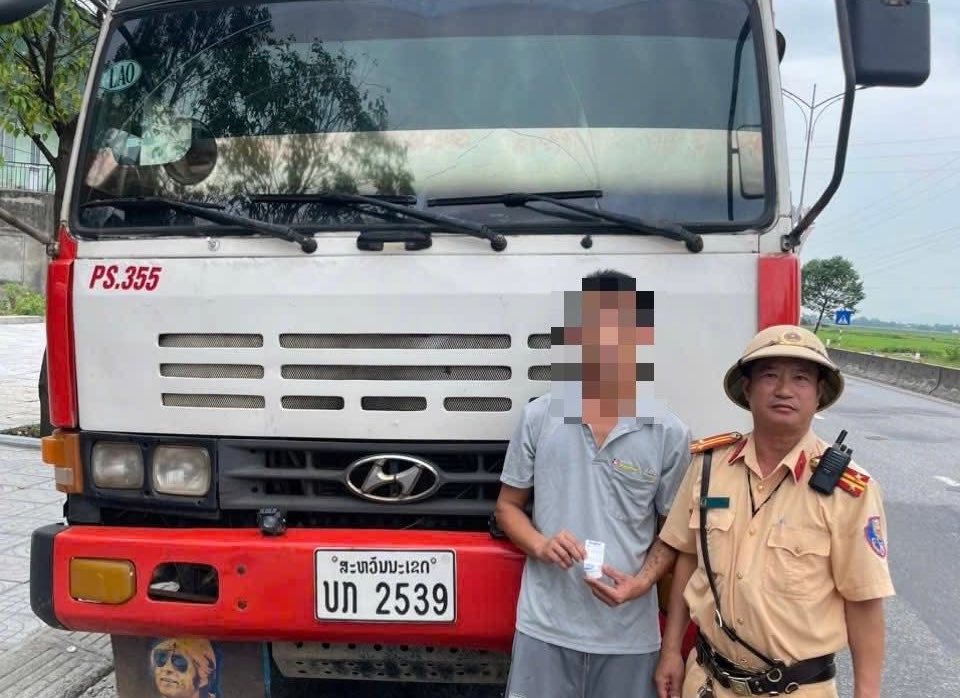 Hà Tĩnh: Phạt tài xế dương tính ma túy, không có giấy phép lái xe - Ảnh 1.