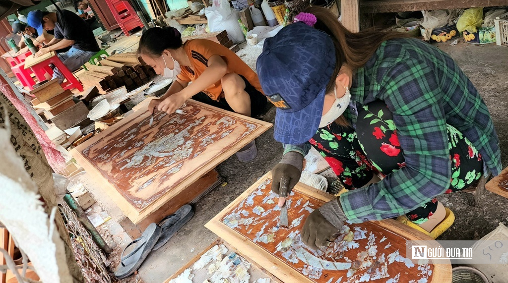 Nghề khảm xà cừ truyền thống đưa người dân đến tương lai khấm khá - Ảnh 2.