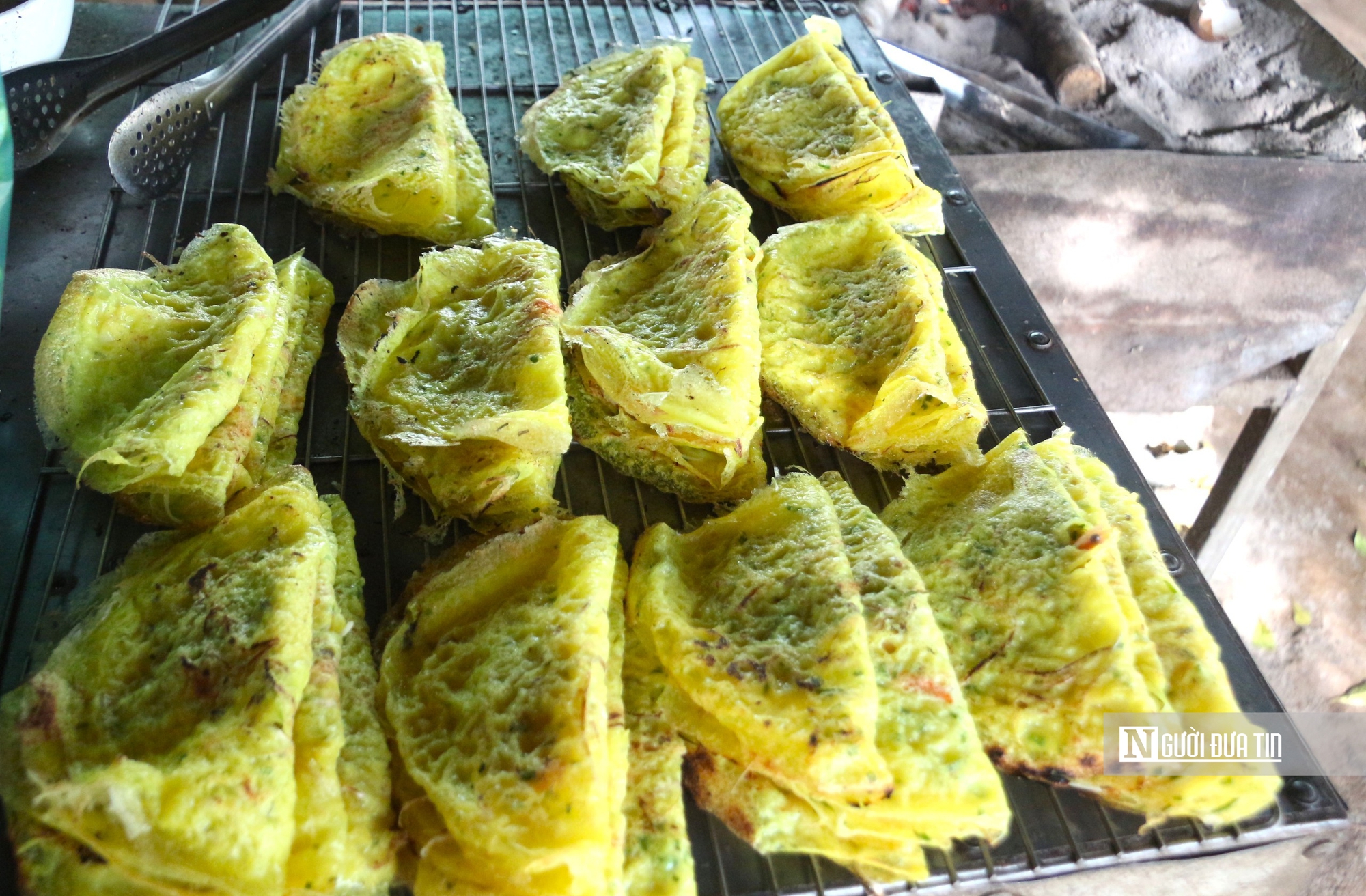 Giữ nghề đúc bánh xèo xứ Quảng trên vùng đất đỏ ba-zan - Ảnh 1.
