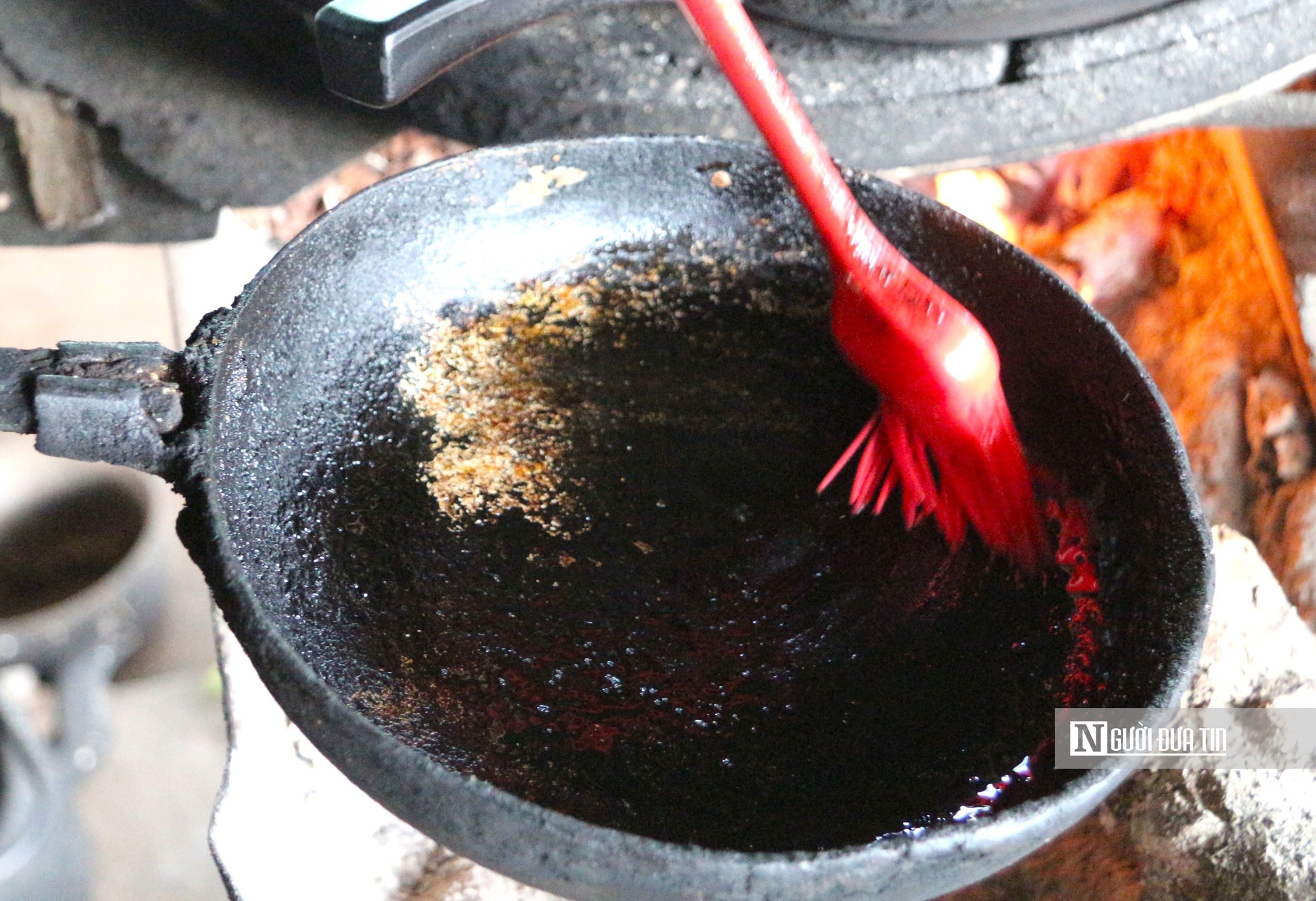 Giữ nghề đúc bánh xèo xứ Quảng trên vùng đất đỏ ba-zan - Ảnh 6.