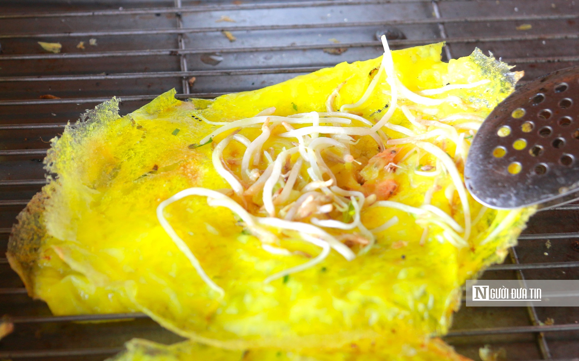 Giữ nghề đúc bánh xèo xứ Quảng trên vùng đất đỏ ba-zan - Ảnh 9.