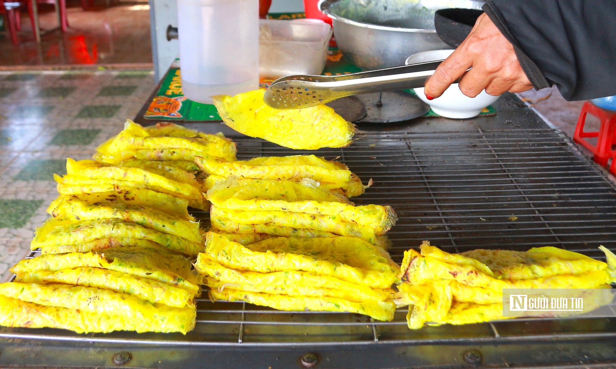Giữ nghề đúc bánh xèo xứ Quảng trên vùng đất đỏ ba-zan - Ảnh 13.