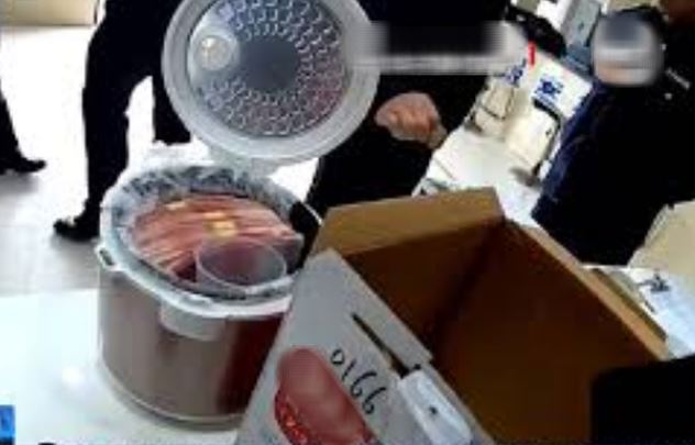 Cảnh sát phát hiện số tiền mặt khổng lồ trong chiếc nồi cơm điện khả nghi - Ảnh 1.