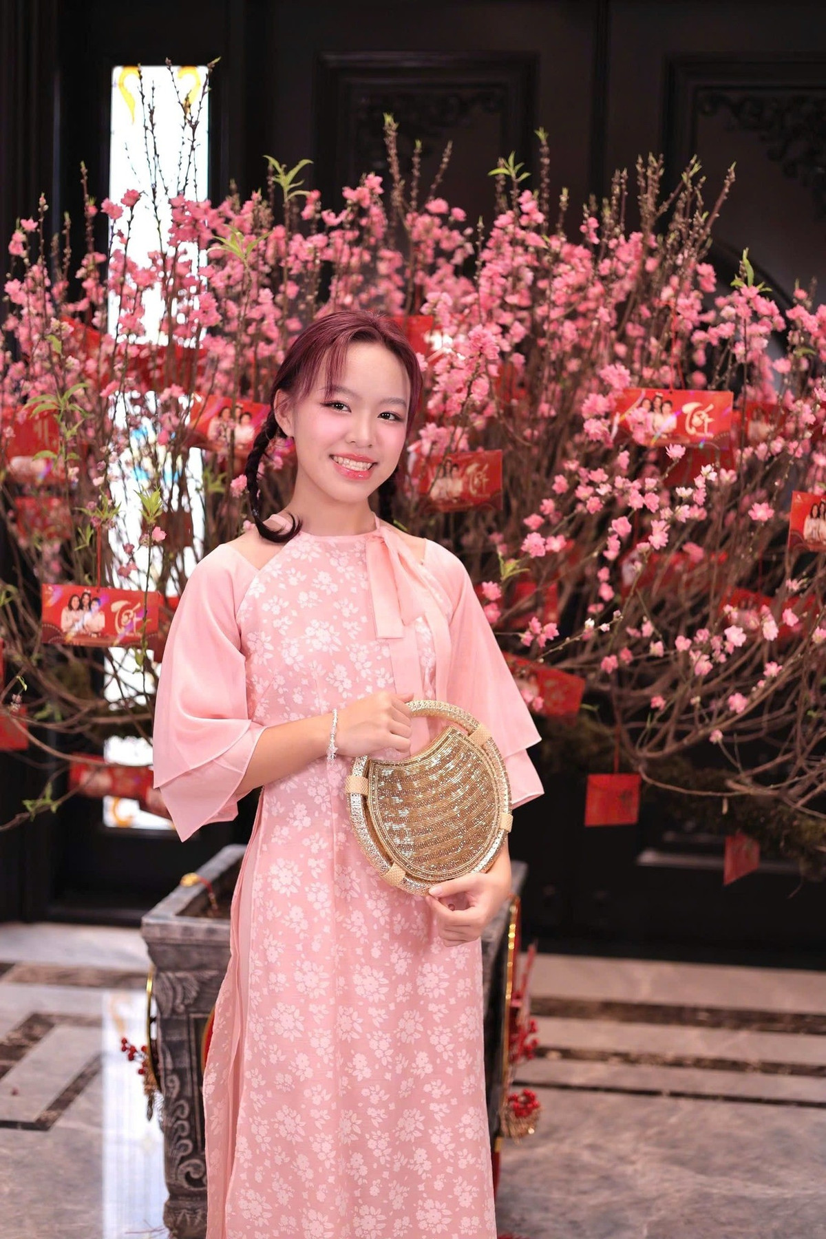Con gái của diễn viên hài Việt Hương tuổi 16 cao vượt trội mẹ, học giỏi, xinh xắn - Ảnh 1.