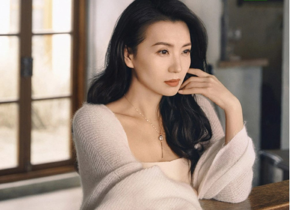 "Mỹ nhân vạn người mê" kết hôn với đại gia, sinh 3 con nhưng vẫn đi làm công ăn lương- Ảnh 5. "Mỹ nhân vạn người mê" kết hôn với đại gia, sinh 3 con nhưng vẫn đi làm công ăn lương- Ảnh 5.