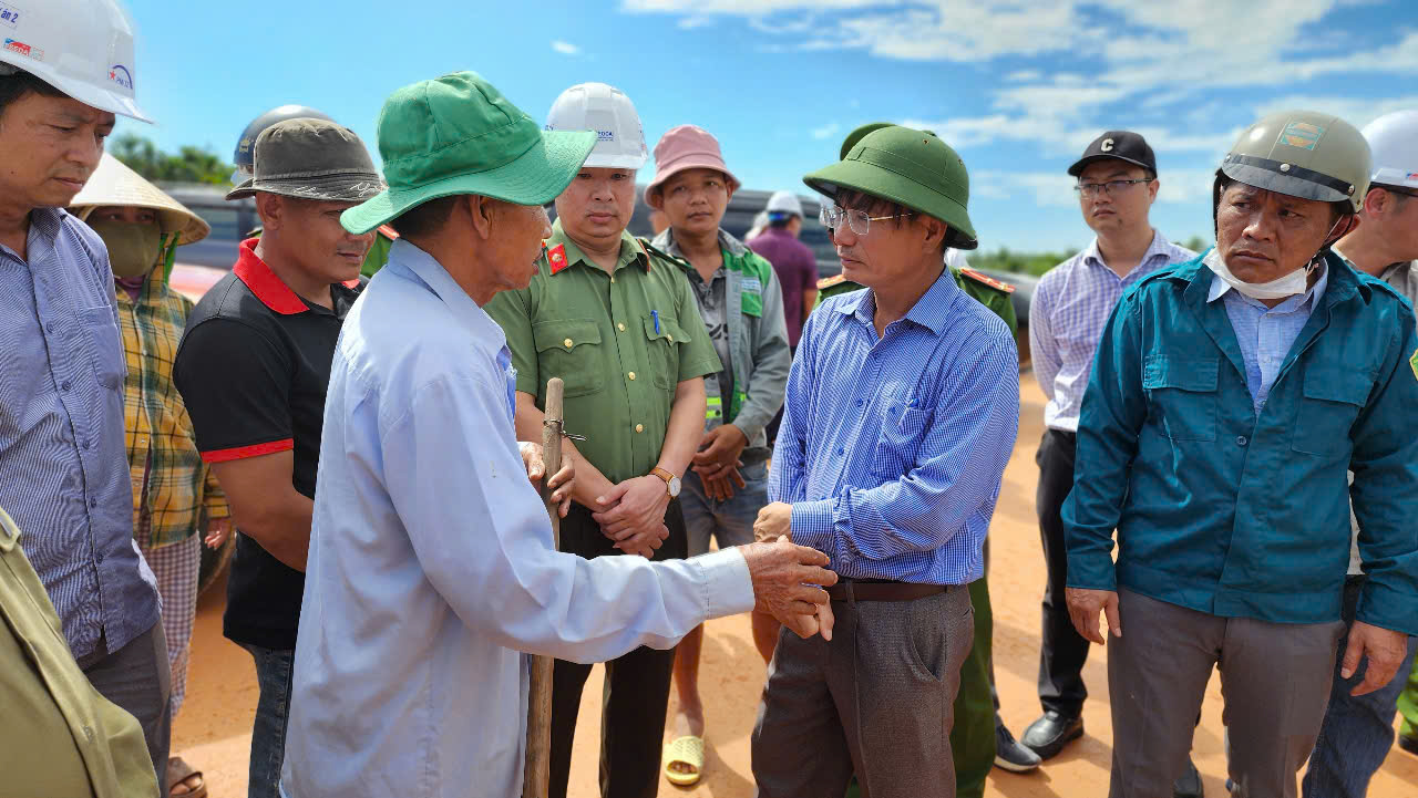 Lãnh đạo tỉnh Quảng Ngãi chỉ đạo "nóng" tháo gỡ vướng mắc mặt bằng cao tốc sắp về đích- Ảnh 1. Lãnh đạo tỉnh Quảng Ngãi chỉ đạo "nóng" tháo gỡ vướng mắc mặt bằng cao tốc sắp về đích- Ảnh 1.