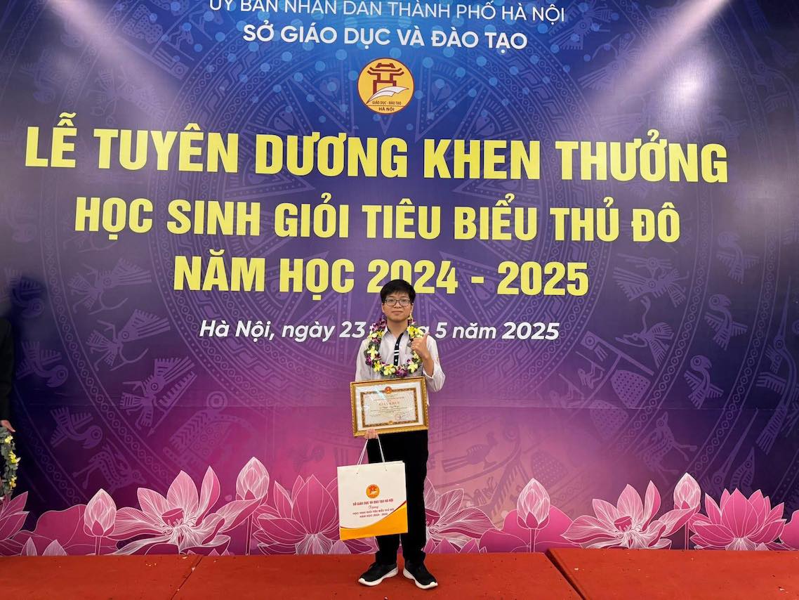 Thủ khoa Hà Nội Nguyễn Duy Phong - ghi danh với “cú đúp” thủ khoa - Ảnh 2.